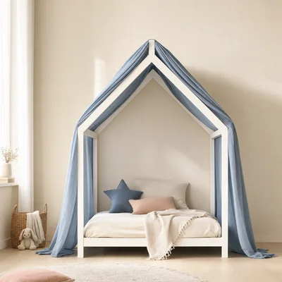 Ciel de lit en voile de coton au-dessus d’un lit cabane