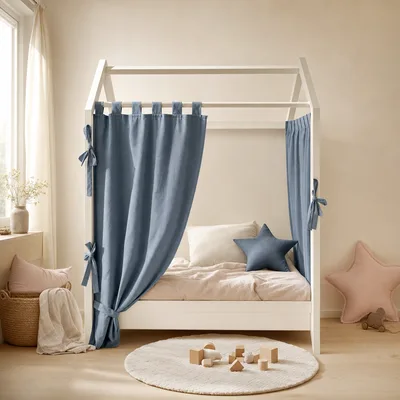Rideaux de lit cabane tamisant la lumière
