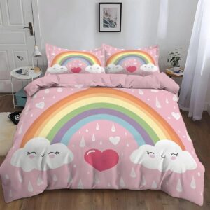 Parure de lit arc-en-ciel sur fond rose, avec nuages et gouttes, sur un lit une place