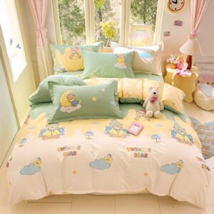 Parure de lit enfant en coton jaune et vert d'eau, motif ourson, sur un lit une place