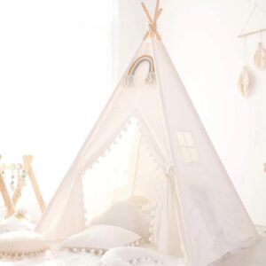 Tente tipi enfant en toile de coton blanche, montée dans une chambre claire