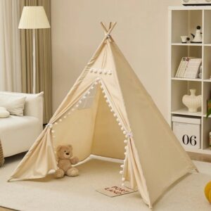 Tipi d'intérieur en coton et lin écru monté dans un coin de chambre d'enfant